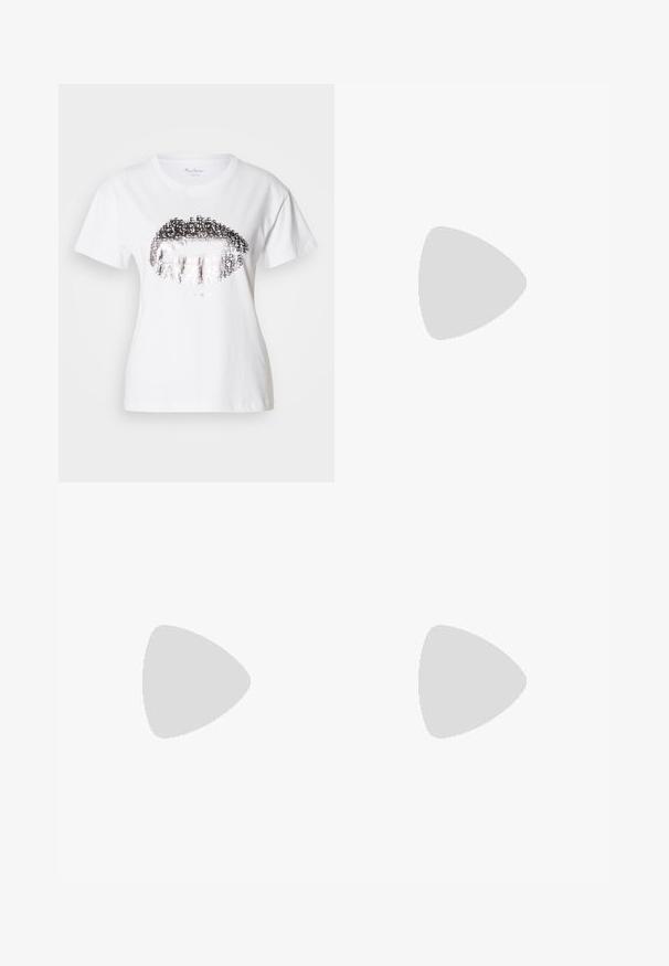 Hvit bomulls-t-skjorte med en stor, metallisk sølv leppegrafikk med tekstinnslag integrert i designet. Kortermet med rund hals.; Svarte denim bukser med vid ben, høy livhøyde, fem lommer og metalknapplukking. Stoffet har en glatt, noe falmet tekstur.; Svarte patentlær slingback hæler med spiss tå og geometrisk blokk hæl. Har et stilrent, minimalistisk design og jevn tekstur.; Svart lær tote bag med glatt tekstur, rektangulær form og to lange håndtak. Ingen synlige deler eller dekorasjoner.