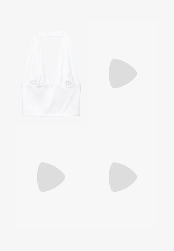 Vit halterneck crop top med djup V-urringning och rynkade tygdetaljer på sidorna. Tillverkad av ett mjukt, stretchigt material.; Fickkjol i ljusgul färg, med ett svart blommönster. Tyget verkar slätt med tydligt definierade vertikala sömmar.; Svarta slidesandaler med tunna, korsade remmar. Har en liten, avsmalnande häl och en guldfärgad detalj på remmen. Slät textur.; Guldtonade ringar med släta, rundade former som flätas samman. Högpolerad finish med en reflekterande yta som visar en sömlös design.