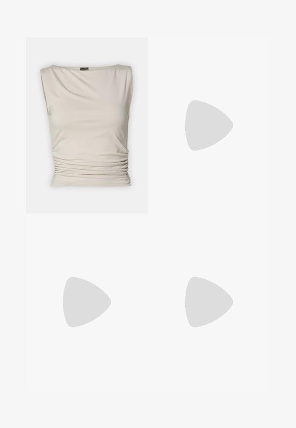 Gina Tricot SOFT TOUCH BOATNECK TOP - Top - pumice stone; Pantaloni a gamba larga di un colore beige chiaro, realizzati in un tessuto liscio. Presentano una vita classica e una parte anteriore piatta con linee pulite.; Sandali con tacco bianchi a strappo con un design curvo, caratterizzati da un accento dorato e una suola nera. Texture liscia e stile open-toe.; Borsa a spalla in tessuto bianco con texture arricciata, tracolla regolabile e dettagli in argento. Esibita accanto a un vestito color crema.