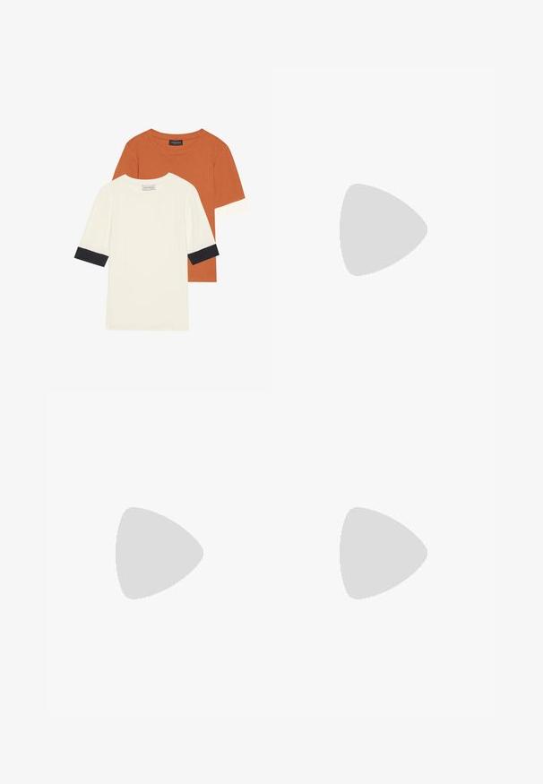 Deux t-shirts côtelés : un en orange à manches courtes et un en crème avec des poignets noirs contrastés, présentant des encolures rondes.; Shorts rose clair avec des rayures verticales rouges, fabriqués en tissu doux. Dotés d'une taille élastique avec un cordon de serrage pour un ajustement.; Bottines Mary Jane en cuir verni beige avec un bout imitation, une sangle à boucle et un talon bloc de hauteur intermédiaire. Texture lisse avec une finition brillante.; Sac fourre-tout en daim marron avec une texture douce, grande ouverture et longues sangles. Présente un design simple avec des coutures visibles et sans matériel.