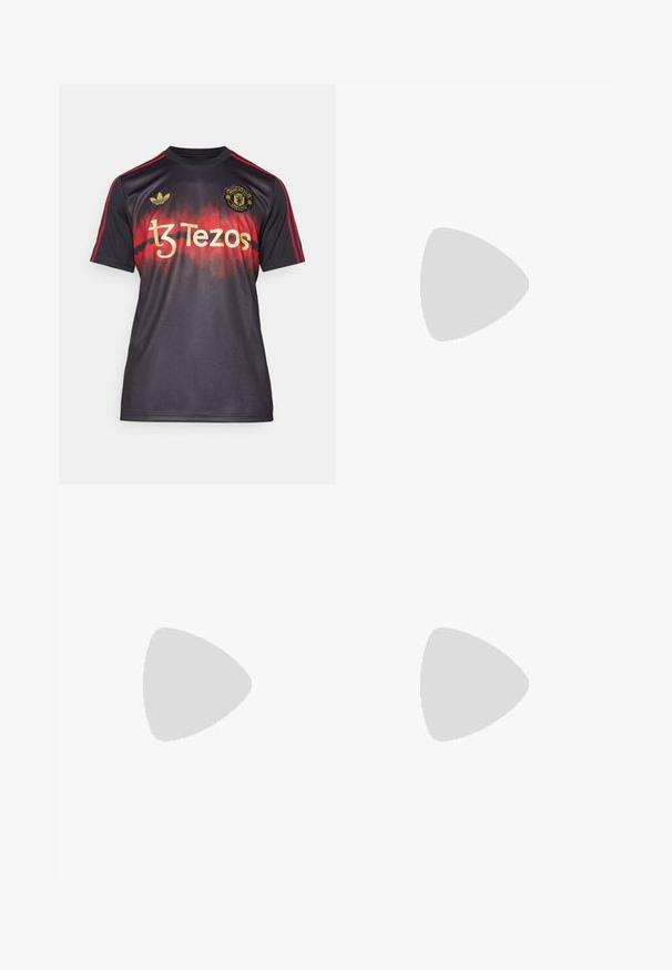 Čierne a červené futbalové tričko s krátkym rukávom, so zhadzovací dizajnom, zlatým textom "Tezos", logom Adidas na pleci a erbom klubu na hrudi.; Čierne tepláky vyrobené z bavlnenej zmesi. Obsahujú šnúrku v páse, rebrované manžety, biele logo pozdĺž boku a červené logové akcenty.; Čierne tenisky z semišového a koženého materiálu, so modrým logom a hnedou gumovou podrážkou. V kombinácii so sivými ponožkami a kordovým nohavicami.; Hnedé gradientové slnečné okuliare s lesklým olivovo zeleným plastovým rámom, predĺženým tvarom a tenkými stranami s jemnými bielymi akcentmi.; Srebrno tónovaný kovový náhrdelník s krúteným reťazcom a okrúhlym príveskom s lesklým povrchom.
