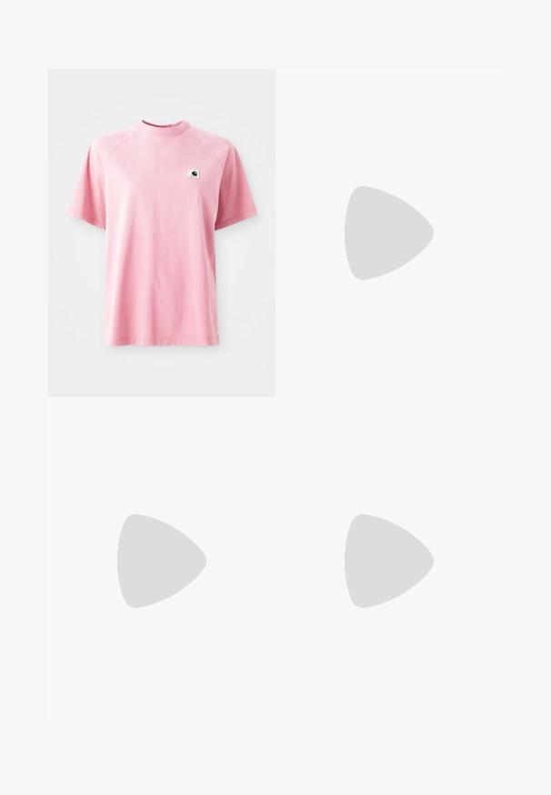 Camiseta de algodón rosa con cuello redondo y mangas cortas. Presenta un pequeño parche cuadrado con el logo en la zona del pecho izquierdo. Textura suave.; Vaqueros de denim azul claro con rayas blancas verticales, cintura alta, corte holgado, cinco bolsillos y cierre de botón.; Zapatillas de ante beige con acentos blancos, que presentan tres rayas, punta redonda y suela texturizada; combinadas con calcetines blancos de caña corta.; Bolso cruzado de tela marrón con cremallera y bolsillo frontal; llevado sobre una camisa de manga larga a rayas gris y naranja con parche de logo.