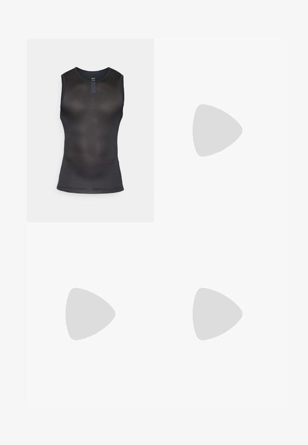 Μαύρο αθλητικό τοπ χωρίς μανίκια φτιαγμένο από πλέγμα. Διαθέτει στρογγυλή λαιμόκοψη και εφαρμοστή σχεδίαση με απαλή υφή σε όλη την επιφάνεια.; Μαύρα ποδηλατικά σορτσάκια με ρυθμιζόμενους ιμάντες και επενδυμένο πάτο. Διαθέτουν λεία υφή και ενισχυμένες ραφές για αντοχή.; Μαύρα αθλητικά παπούτσια με χοντρή σόλα, επάνω μέρος από διχτυωτό και συνθετικό υλικό, υφιστάμενες λεπτομέρειες και σήμανση Vibram στη σόλα.; Μαύρα αθλητικά γυαλιά ηλίου με κομψό σχέδιο, φακούς που αγκαλιάζουν το πρόσωπο, γκρι τόνου φακούς και υφασματώδεις μαύρες βραχίονες. Χωρίς ορατά λογότυπα.