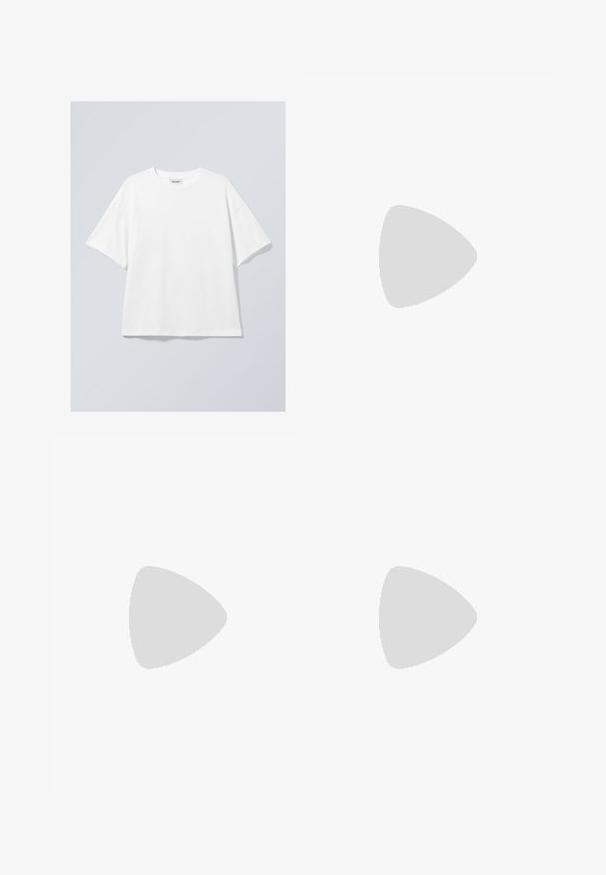 T-shirt bianco in cotone con scollo rotondo e maniche corte. Vestibilità comoda senza motivi o dettagli visibili. Texture morbida.; Shorts in denim nero con taglio dritto, caratterizzati da cuciture arancioni, cinque tasche e chiusura con bottone in metallo in vita.; I mocassini in pelle nera presentano una cucitura sollevata, due fasce decorative sulla parte superiore e una suola spessa e texture per una maggiore aderenza.; Occhiali da sole neri con montatura rettangolare, lenti grigie oscurate e design con intaglio sul ponte. Materiale plastico lucido e slanciato, con tempie sottili.