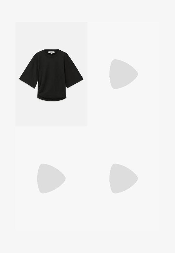 Tricou negru cu mânecă scurtă, fabricat din bumbac moale, cu un decolteu rotund și o croială lejeră, având un detaliu subtil plisat pe lateral.; Blugi largi din denim negru, cu cinci buzunare, închidere cu buton metalic și fermoar, și cusături galbene contrastante de-a lungul cusăturilor.; COACH LEAH QUILTED LOAFER - Pantofi slip-on - black; Geantă de piele neagră cu închidere prin clapetă, accesorii din argint, două buzunare frontale, cusături în contrast și un curea de umăr detașabilă.