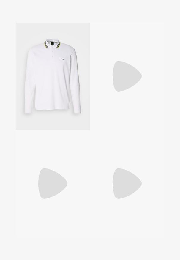 Vit långärmad polo med svart logotyp, har en placket med tre knappar och en randig krage i grönt och svart.; Vita plisserade byxor med hög midja och kort längd, med en mjuk textur och rena linjer. Ingen synlig hårdvara eller mönster.; Krämfärgade sneakers med en mjuk struktur, med svarta accenter och logotyper. Klassisk snördesign med rund tå och gummisula.; Svarta solglasögon med rektangulär ram, tonade linser och smala metallarmar. Har subtila silverdetaljer på ramen.