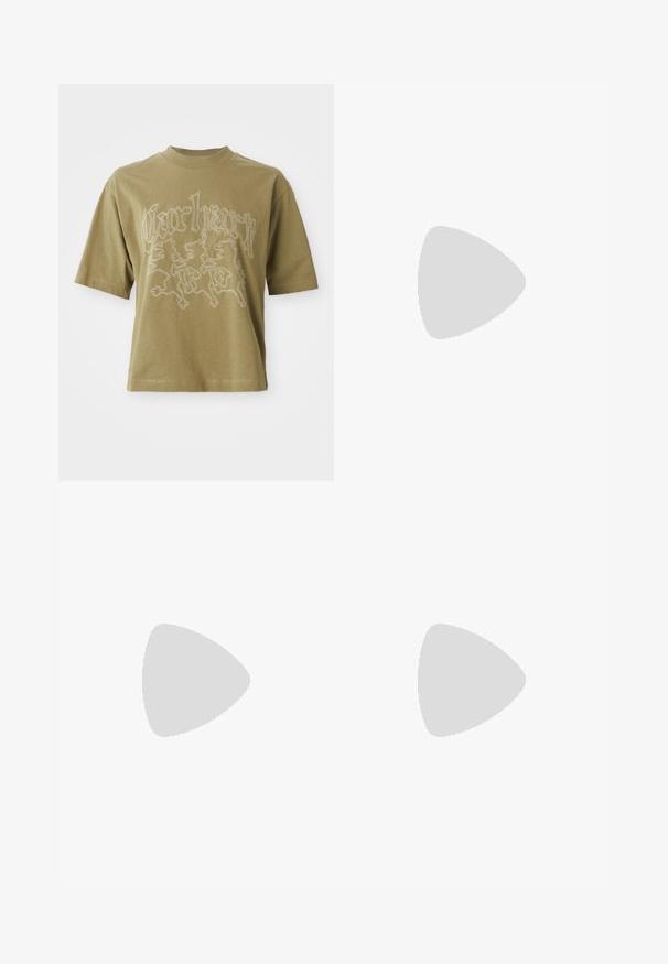 T-shirt de manga curta verde oliva com um design costurado em branco apresentando três leões e o texto estilizado "Coração Limpo" na parte da frente.; Calções de desporto pretos feitos de um material liso e elástico, com uma cintura de altura média e um pequeno logótipo da Nike do lado esquerdo.; Sapatilhas pretas de couro envernizado com um detalhe em prata "90", apresentando uma superfície texturizada e um design com atacadores, combinadas com calças largas cinzas.; Bolsa perfurada amarela com detalhe de fivela e alça ajustável, combinada com calções de ganga e sandálias de salto alto pretas com laços.