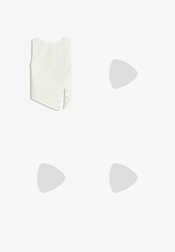 Witte mouwloze top met een ronde halslijn, asymmetrische zoom en drukknoopsluitingen aan de zijkant. Glad, lichtgewicht stof.; Lichtblauwe denim jeans met een rechte pijp design. Kenmerken zijn onder andere vijf zakken, riemlussen en een rafelige zoom aan de onderkant.; Zilveren sportschoenen met een gladde, glanzende afwerking, voorzien van een gestikt ontwerp en het nummer 90 aan de zijkant, gecombineerd met witte broek.; Bruine leren handtas met twee stevige handvatten, rechthoekige vorm, gladde textuur en ritssluiting. Minimalistisch ontwerp zonder zichtbare patronen.