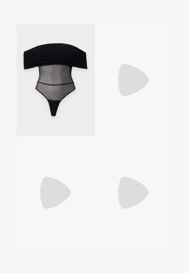 Undress Code Topp - black; Mustad nahast laiad püksid, millel on sile tekstuur, vertikaalsed õmblused ja külgmised lukuga taskud, et lisada detaili.; Mustmust musta kinga hõbedaste silmadega, terava varbaga ja plokknõelaga. Suurepärane disain ja sile tekstuur.; Must värvi nahast käekott, millel on kaarjas disain, hõbedased nupukesed, kinnitusahe ja kaks külgtaskut. Reguleeritav rihm erinevate kandmisvõimaluste jaoks.