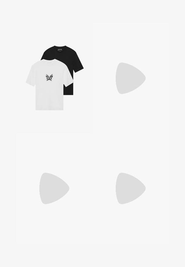 Kurzarm-T-Shirts in Schwarz und Weiß, mit einem flammenmusternden Schmetterlingsgrafik auf der Vorderseite des weißen Shirts. Aus Baumwollmaterial.; Leichte, cremefarbene Hose mit einem blauen abstrakten Wellenmuster. Sie hat eine gerade Passform, zwei Frontfalten und einen Knopfverschluss.; Schwarze Leder Schnürschuhe mit runder Zehenpartie, glatter Oberfläche und genoppter Gummisohle. Verfügen über einen kleinen Absatz und eine Ziehschlaufe auf der Rückseite.; Schwarze, gesteppte Schultertasche mit weicher Textur, getragen von einer Person in einem weißen Grafik-T-Shirt mit fettgedrucktem Text. Lässiges Outfit mit Jeans.