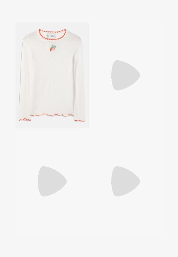 Fehér, hosszú ujjú ing, hullámos piros nyakrésszel. Elöl egy kis zöld és piros eper hímzés található.; Széles lábú nadrág világos anyagból, pasztell hal- és növénymintával. Gumis derék, húzózsinórral.; Nude színű, patent bőrből készült, négyzetes orrú magassarkú szandál, bokapánttal és vastag blokksarkú talppal. Sima textúra és minimális dizájn részletek.; Cult Gaia VIERA - Alkalmi kézitáska - natural