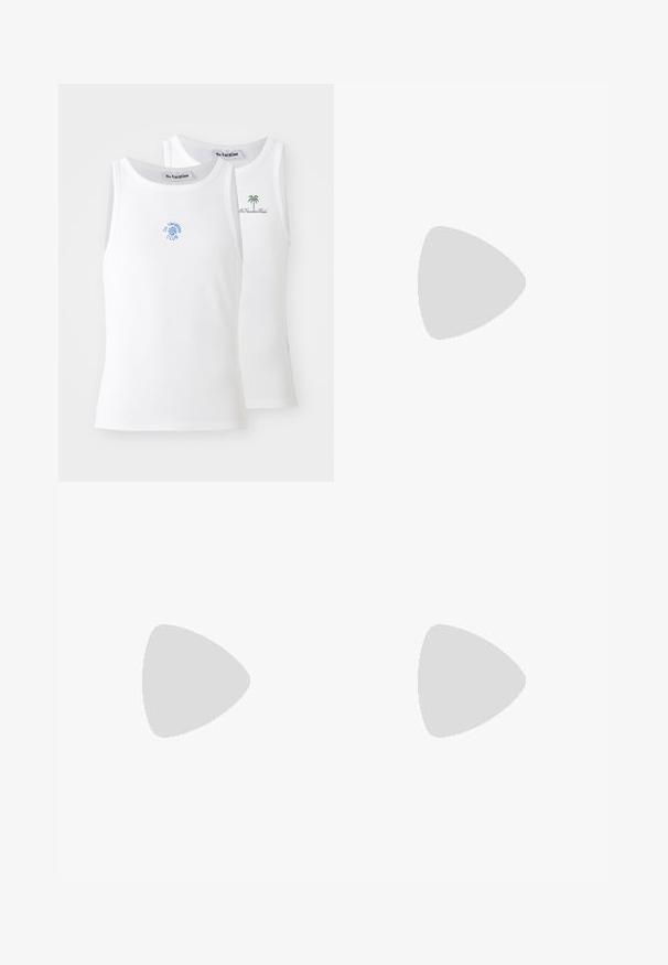 Due canotte bianche, texture a costine, con loghi ricamati blu e verdi. Una presenta un design con il sole, l'altra con una palma.; Jeans a zampa blu in denim, con un classico design a cinque tasche, chiusura frontale con bottone e aree leggermente sbiadite sulle cosce.; Sneaker grigio chiaro realizzato in suede e rete, con tre strisce bianche, punta arrotondata e suola in gomma color caramello. Accento del logo dorato vicino ai lacci.; Occhiali da sole neri e angolari con lenti grigie; realizzati in plastica, con aste spesse dalla superficie liscia e senza hardware visibile.; Orecchini a cerchio in argento con un design torciglionato, caratterizzati da una finitura lucida e chiusura a perno. Misurano circa 3 cm di diametro.