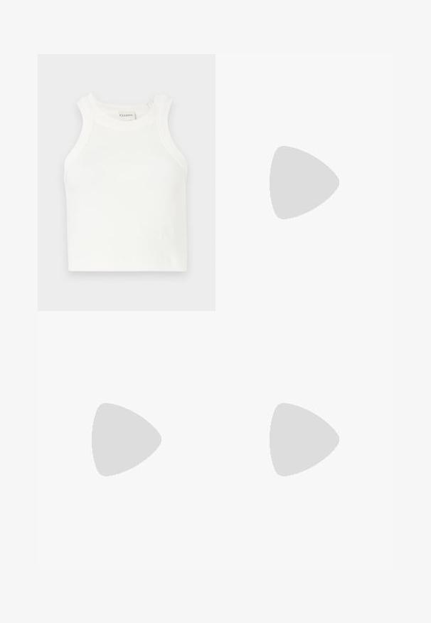 Witte geribde tanktop met brede schouderbanden en een aansluitende silhouet. Met een klein reliëflogo nabij de zoom.; Marineblauwe tapering broeken met een gladde textuur, voorzien van elastische boorden, riemlussen en voorplooidetails. Gemaakt van een rekbare stof.; Zwarte leren ballerina met een ronde neus, gladde textuur, minimale stikdetails en een flexibele zoolontwerp.; Bruine leren handtas met een klep sluiting, gouden hardware, een schouderband en een gladde textuur. Compact rechthoekige vorm.