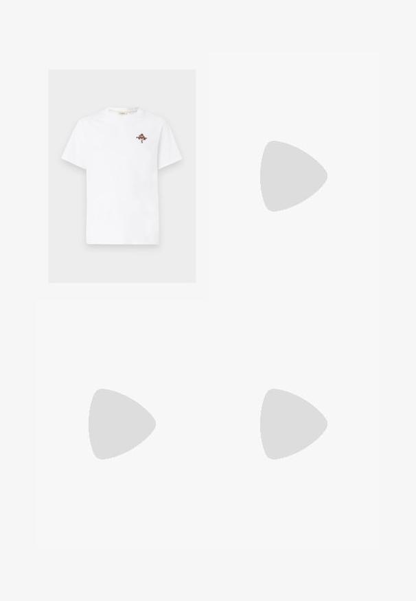 Weißes Baumwoll-T-Shirt mit einem kleinen, bunten Blumen- und Textgrafik im linken Brustbereich. Rundhalsausschnitt und kurze Ärmel.; Gestreifte Badeshorts in Navy und Weiß. Hergestellt aus leichtem Material mit elastischem Bund, Kordelzug und seitlichen Taschen.; Dunkelblaue Wildledersneaker mit hellblauen Streifen, brauner Gummisohle, strukturiertem Stoff und Logo auf der Innensohle. Klassisches sportliches Design.; Schwarze ovale Sonnenbrillen mit dunklen Gläsern, dicken Rahmen und silbernen Punktekzenten an den Seiten. Glattes Plastikmaterial, zeitgemäßes Design.