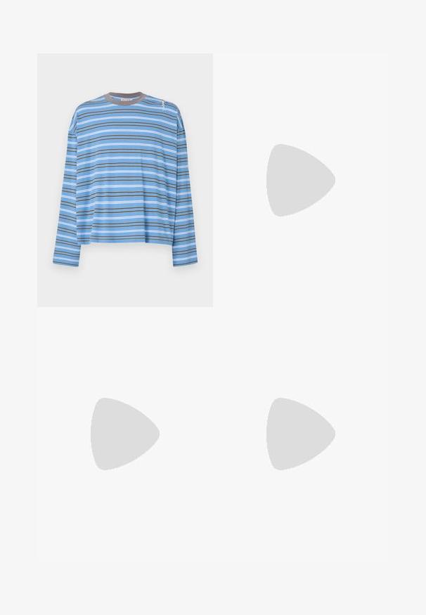 Marni - Bluzka z długim rękawem; Czarne, lekkie spodnie o szerokich nogawkach z teksturowanym wykończeniem. Posiadają niebieskie akcenty i regulowane zapięcia. Zamek błyskawiczny.; Brązowy skórzany but za kostkę z metalowymi oczkami, białym futerkiem w środku, czarnym wyściółką, solidną podeszwą i wytłoczonym logo po boku.; Czarne okulary przeciwsłoneczne z ciemnymi soczewkami, o smukłym kształcie aviatora i metalowymi akcentami. Rameczki mają matowe wykończenie i subtelną markę.