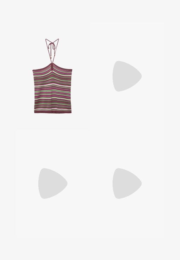 Strick-Tanktops mit verstellbaren Bändern, ausgestattet mit vertikalen Streifen in Burgunderrot, Grün, Weiß und Pink. Die Textur ist weich und dehnbar.; Blumenkleid mit weißem Hintergrund und rosa sowie grünen Blumenmustern, plissierter Schnitt und glatter Stofftextur.; Lila Wildleder-Pumps mit hohen Absätzen und Knöchelriemen. Verfügt über eine florale Verzierung mit einem Strassdetail auf der Zehe.; Braune Handtasche aus synthetischem Leder mit geschwungener Form, Reißverschluss und dekorativen silbernen Nieten auf einer Seite. Verfügt über einen kurzen Schultergurt.