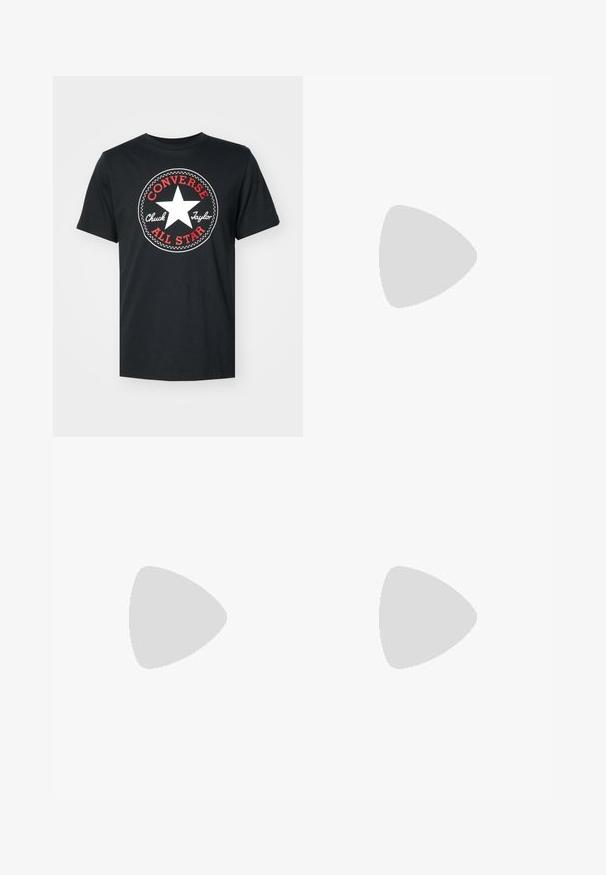 Schwarzes Baumwoll-T-Shirt mit einem großen weißen Stern und dem Text "Converse All Star" sowie "Chuck Taylor" in rotem KreisdDesign. Kurzärmlig.; Schwarze, weite, knöchellange Hose aus leichtem Stoff. Mit weißen, gestickten Designs und Akzenten, die die Seiten entlang fließen. Elastischer Bund.; Silberne und schwarze Sport Schuhe mit einem Obermaterial aus Mesh und Synthetik, voluminösem Design und strukturierter Oberfläche. Mit gepolstertem Kragen und Gummisohle.; Sonnenbrille mit einem silbernen Metallrahmen, rechteckigen blauen Gläsern und dünnen Bügeln. Verfügt über blaue Akzente an den Bügelspitzen.