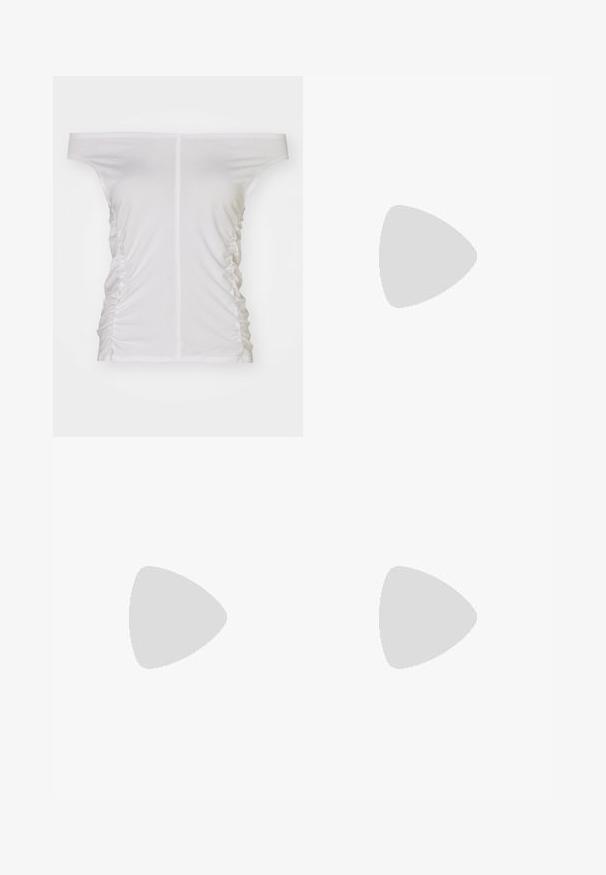 Biela blúzka bez ramienok, zhromaždené bočné detaily, jemná tkanina, priliehajúci strih a rovný výstrih.; Čierne široké tréningové nohavice vyrobené z hladkej látky. Obsahujú elastický pás a bočné pruhy s logom.; Čierne plátené tenisky s bielymi šnúrkami, bielymi gumovými podrážkami a bočnými pruhmi. Obsahuje logo na vonkajších stranách.; Strieborný retiazkový náhrdelník s veľkým, ozdobným príveskom v tvare kríža s ostrými akcentmi a lesklým povrchom. Retiazka je hrubá a plochá.