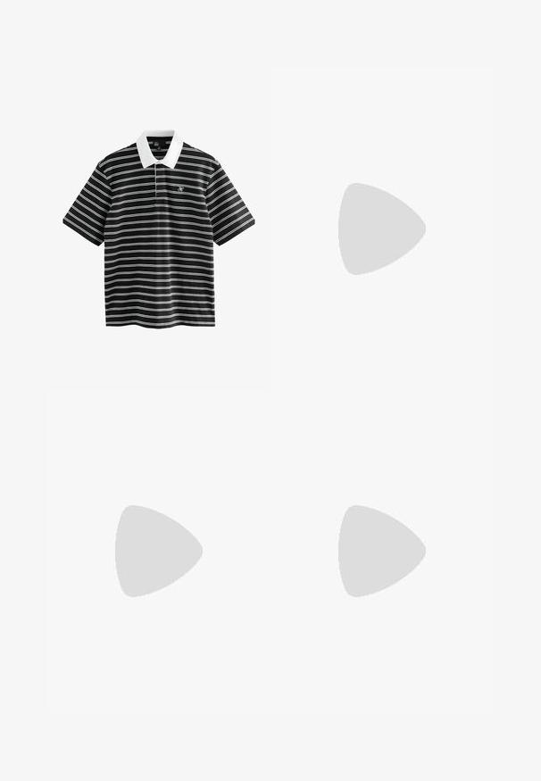 Polo majica s crno-belim prugama, s ravnim belim kragnom i kratkim rukavima. Ima mali logo na levoj strani grudi.; Črne bombažne hlače s ravnim krojem, ki vključujejo sprednjo gumbno zapiranje, nagnjene stranske žepke in subtilne šive.; Črne lakirane usnjene loafers čevlje z belim usnjenim poudarkom, debelim črnim gumijastim podplatom ter našitimi detajli. Gladka tekstura z sijočo površino.; Sončna očala s prozornim okvirom kvadratne oblike in gradientnimi sivočrnimi lečami. Tanke srebrne podrobnosti na ročajih dodajajo pridih elegance.