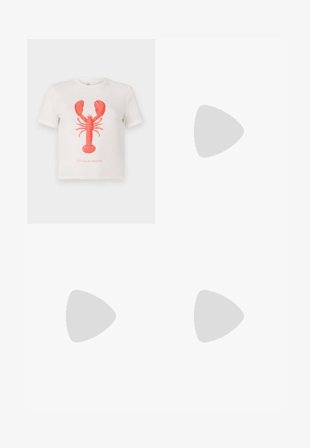 T-shirt de algodão branco com um grande gráfico de lagosta vermelha e o texto "APENAS ME CHAME DE EGOMANÍACO" abaixo em vermelho. Mangas curtas, ajuste regular.; Bermudas de algodão azuis com um design texturizado e enrugado, cintura elástica, cordão ajustável e pontas metálicas de destaque.; Sandálias brancas de salto alto com um salto robusto, apresentando um design com tiras e amarração no tornozelo. Textura suave com uma plataforma na frente para altura adicional.; Mala sintética branca com formato triangular, aba frontal plana e detalhe de laço, alça ajustável, textura suave e design minimalista.