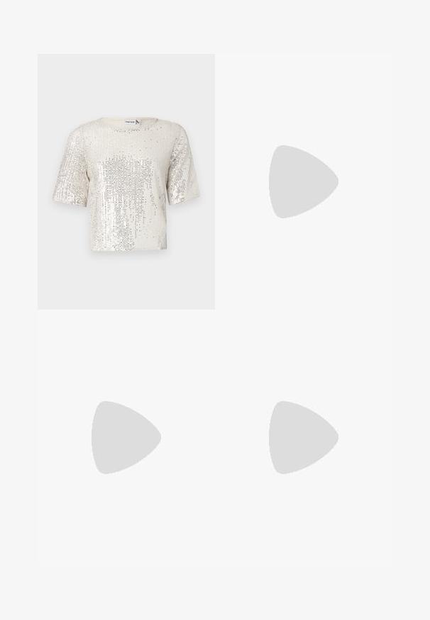 Camiseta de manga corta en tela crema, cubierta de lentejuelas plateadas. Presenta un escote redondo y un corte relajado, exhibiendo una superficie texturizada.; Falda negra hecha de una tela suave con cintura elástica y pliegues, que presenta un diseño fluido que llega a la mitad de la pantorrilla.; Sandalia de tacón cuadrado en color beige. Cuenta con una delgada correa en el tobillo con hebilla, textura similar al cuero suave y una altura de tacón moderada.; Bolso de mano de charol rojo con una forma curva, correa de cadena dorada y adornos decorativos con hebilla; presenta un logotipo en la parte delantera.