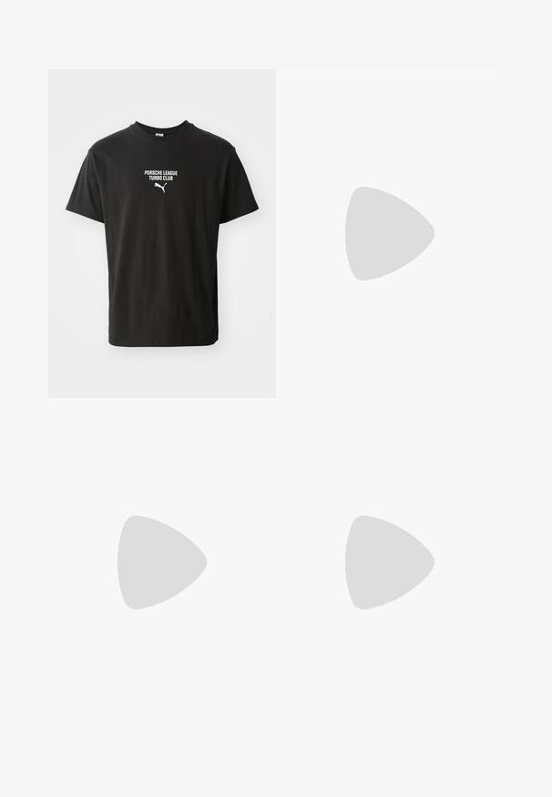 Svart bomull t-skjorte med rund hals, med hvit trykt tekst "PORSCHE LEAGUE TURBO CLUB" og en liten Puma-logo nedenfor.; Lys blå denimjeans med bred ben-design, fem lommer og knappestanglukking. Har subtil falming og kontraststing.; Svart-hvite fotballsko med rosa accenter, kombinert med hvite leggskinn og marineblå treningsshorts. Gressbakgrunn, actionposisjon.; Sorte, vinklede solbriller med mørke linser, med et dristigt geometrisk design og en mat finish. Båret af en person med kort hår.