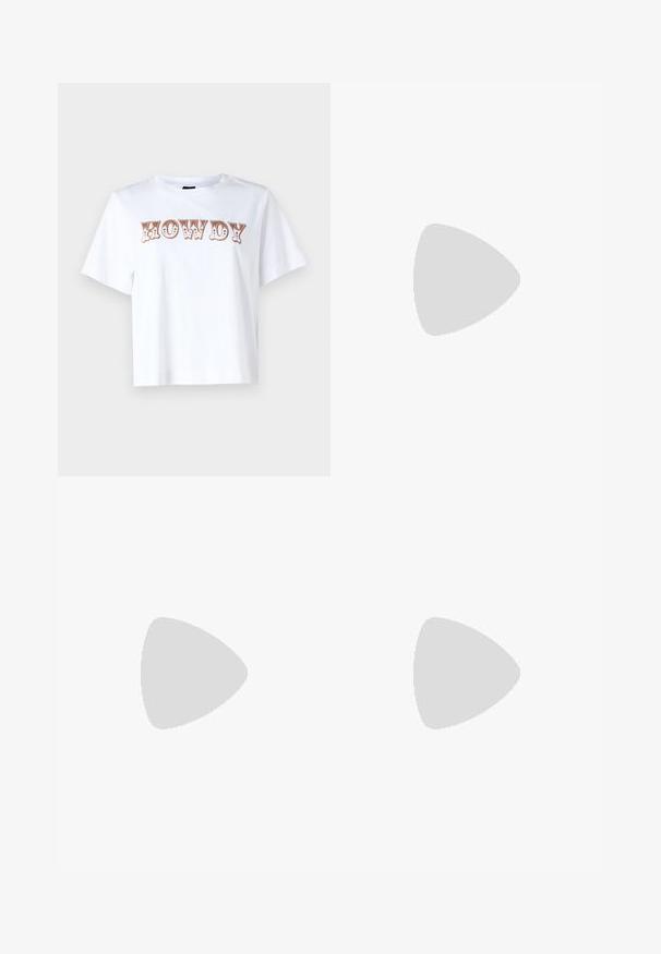 Hvit bomull T-skjorte med korte ermer og rund hals, med "HOWDY" i stilisert brun skrift over forsiden.; Svart bred ben jeans i denim med høy midje, klassisk fem-lommers design og subtil fading. Holdbart stoff med en jevn tekstur.; Hvite sneakers med rosa semsket tå og hæl detaljer, rød hælflik, og en teksturert hvit ankelstrømpe med bølget kant.; Svart lærveske med en buet form, avtagbar stropp og gullbeslag. Vesken har et klaff med spenne-detall.