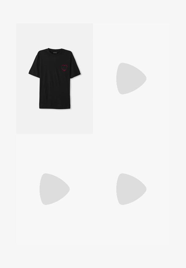 T-shirt noir en coton à manches courtes, avec un motif de cœur brodé rouge sur le côté gauche de la poitrine. Encolure classique, coupe décontractée.; Pantalons cargo kaki en coton mélangé, avec des jambes larges, plusieurs poches latérales et des détails de couture subtils.; Baskets en cuir noir avec un profil bas, bout rond et fermeture lacée ; elles présentent une semelle en caoutchouc texturée et un détail de logo au niveau du talon.; Sac à bandoulière en cuir noir avec un compartiment zippé, détail de logo et une sangle réglable marquée. Porté avec un pull texturé bleu marine.