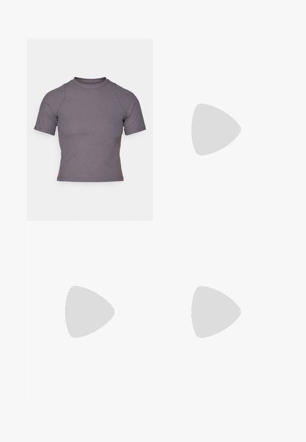 Top de manga corta y cuello alto en tejido acanalado gris. Diseño ajustado con costuras planas y una textura suave. No presenta patrones ni gráficos.; Pantalones cortos deportivos grises con una cinturilla elástica negra que presenta el logo "UNDER ARMOUR". Hechos de una tela texturizada con un acabado suave.; Zapatillas deportivas azul marino con logo blanco, parte superior de ante y malla, que cuentan con un cuello acolchado, cordones planos y suela de goma negra texturizada.; Bolsa de deporte negra con un tejido suave, compartimentos con doble cremallera, asas acolchadas y un gran logo blanco de Nike en la parte frontal.