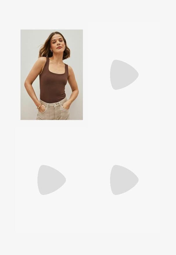 Bodysuit sans manches marron avec un décolleté carré, fabriqué dans un tissu lisse, associé à un pantalon taille haute beige clair. Design simple.; Pantalons gris à jambes larges en tissu texturé. Dotés d'une fermeture à bouton et de passants de ceinture, offrant un ajustement sur mesure avec un design formel.; Boots en cuir noir à cheville avec une pointe fine, des panneaux latéraux élastiques et un talon géométrique épais. Texture lisse avec un design épuré.; Sac à main en cuir bordeaux avec une forme arrondie, une bandoulière unique et des coutures au centre. Texture lisse, matériel minimal.