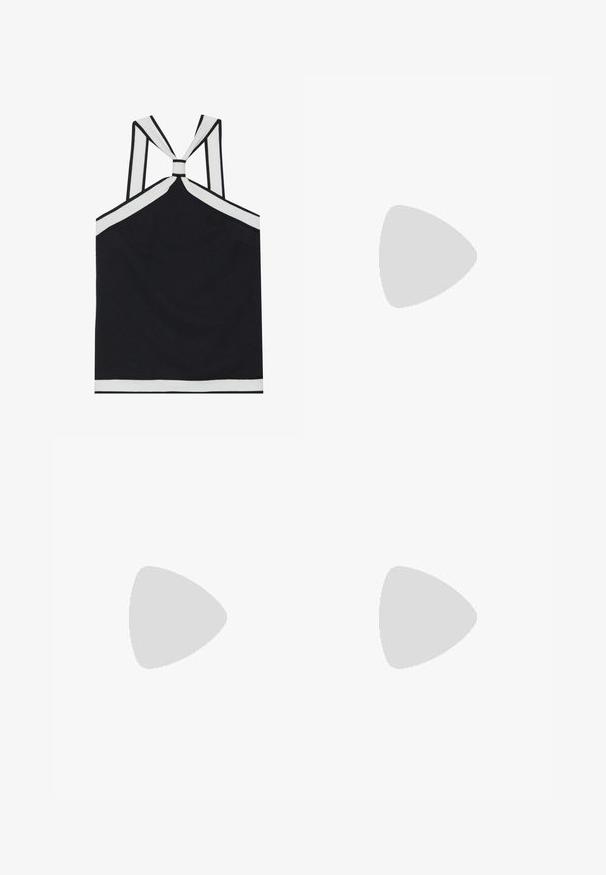 Haut de maillot noir à bretelles avec des accents blancs, présentant un design de dos noué, une finition texturée et une silhouette ajustée. Simple et moderne.; Pantalons larges noirs en tissu texturé, avec une taille élastique et une ceinture à nouer amovible à la taille pour un ajustement variable.; Anna Field Bottes à talons hauts - black; Sac à main noir avec surface texturée, deux poignées supérieures et bandoulière réglable. Doté de quincaillerie dorée et de poches latérales.