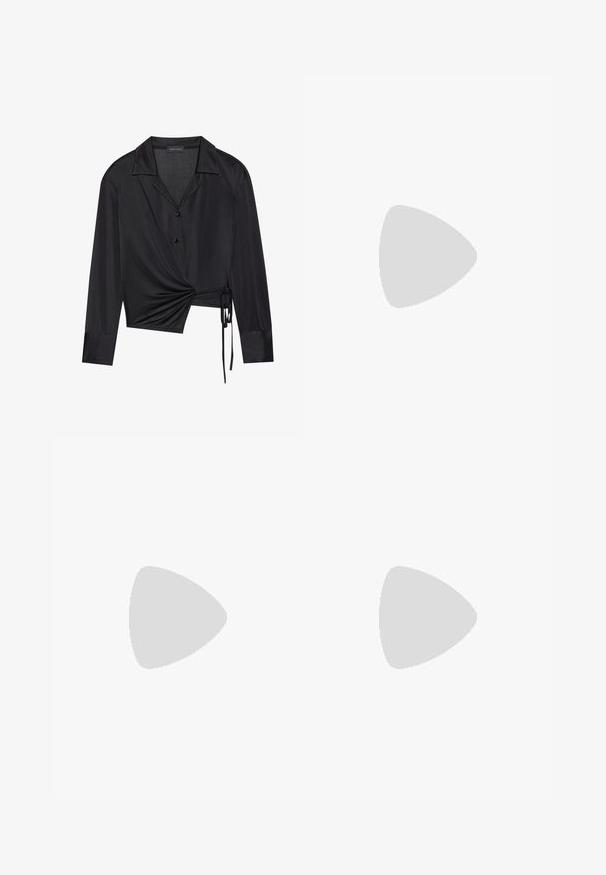 Blusa nera avvolgente con maniche lunghe, colletto e dettaglio intrecciato sul davanti. Realizzata in tessuto liscio con una leggera trasparenza.; Pantaloni neri a gamba larga con vita alta, dettagli con bottoni in vita e pieghe frontali.; Anna Field Tronchetti - black; Borsa a spalla in pelle marrone con una forma strutturata, dotata di chiusura a patta magnetica e un accento di logo metallico sul davanti.