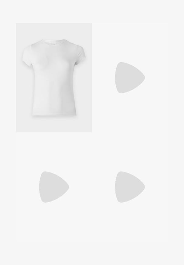 Valge lühikeste varrukatega T-särk, mis on valmistatud siledast puuvillast, ümarate kaelustega ja kitsas siluetiga, millel on peened õmblused.; Roosa laienev seelik, millel on reljeefsed lillemustrid, volangäär ja sile tekstuur. Üle põlve ulatuv pikkus ja sobiv vöökoht.; Mustad musta lakknahk kingad, millel on terav varvas ja geomeetriline plokkkonts. Omab elegantselt minimalistlikku disaini ja sujuvat tekstuuri.; Must mustra kott, millel on unikaalne fännikujuline disain, millel on lapikud käepidemed. Pinna tekstuur on kivikujuline ja disain on minimalistlik.