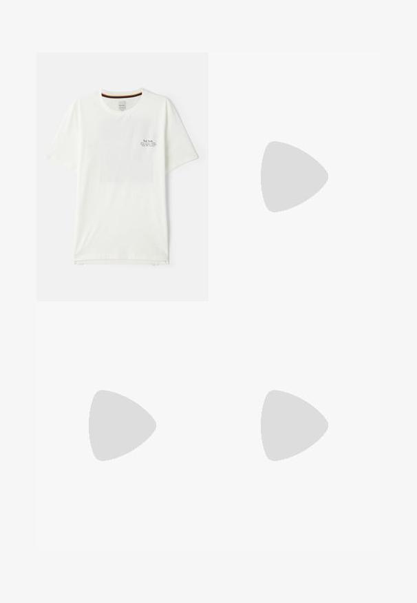 Witte katoenen t-shirt met korte mouwen, met een klein zwart gedrukt logo op de borst en een gekleurde streep aan de binnenkant van de halslijn.; Cargo pants in donkergrijs, gemaakt van een soepele stof, met twee zijzakken en knoopsluitingen. Losse pasvorm met geknopte zoom.; Witte sneaker met suède accenten, ronde neus, platte veters en een crème rubberen zool. Bevat groene branding op de hiel.; Zwarte leren handtas met gestructureerd ontwerp, dubbele handgrepen, subtiele stiksels en een gouden logo. Gecombineerd met beige wijde broek.