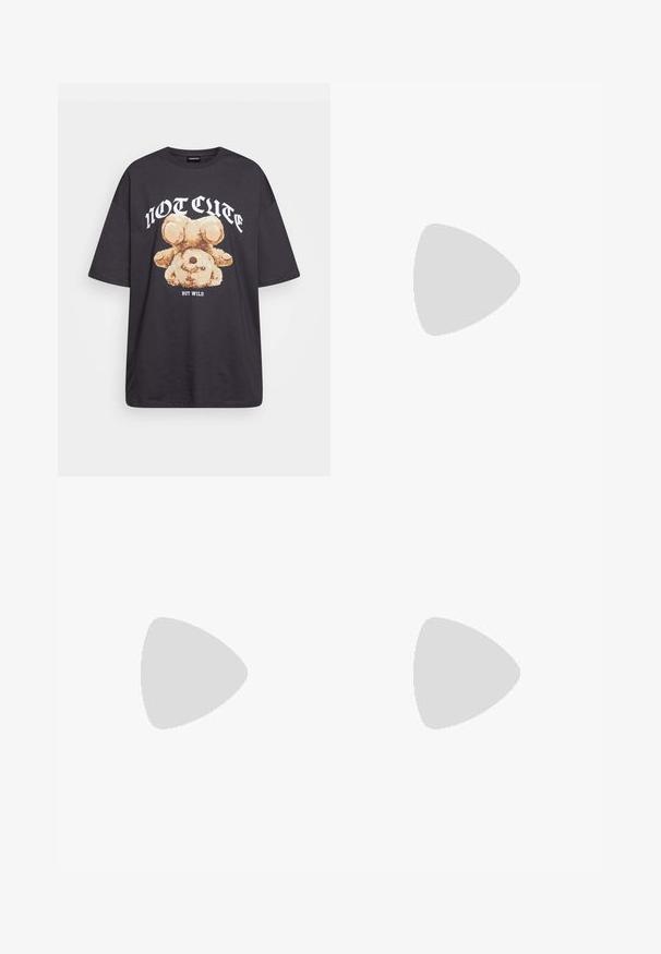 Melna, pārmērīga t-kreklu, kurā attēlots lācis ar uzrakstu "NAV MIERĪGS, BET VILKIS" treknos baltos burtiem. Izgatavots no kokvilnas materiāla.; Gaiši zili zviedri džinsi no denima, ar piecu kabatu dizainu, kontrastējošām šuvēm un pogu aizdari viduklī.; Balti augstie kanvas sporta apavi ar melnu gumijas zoli, priekšējo gumijas purngalu un sešām acīm lencēm, kuriem ir tīrs, minimālistisks dizains.; Sarkans ādas rokassomi ar stūrainu, ģeometrisku dizainu. Iekļauj vienu regulējamu siksnu un vāku ar izšūtu detaļu.