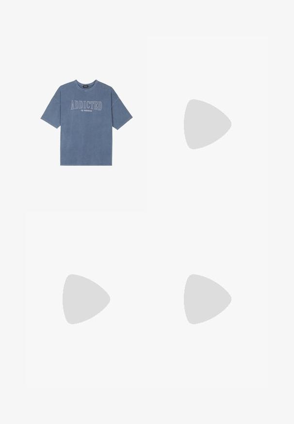 Even&Odd by Zalando Print T-shirt - dark blue; Even&Odd by Zalando Wide Leg - blue wash; Jordan AIR JORDAN 1 HIGH METHOD OF MAKE - High-top trainers - sport red/dune red/black/sail; Even&Odd by Zalando BUCKLE - Cross body bag - black