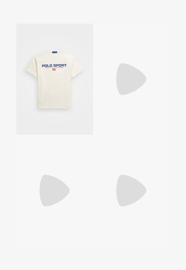 Witte katoenen T-shirt met de tekst "POLO SPORT" in blauwe en rode print, met daaronder een klein Amerikaans vlagpictogram. Korte mouwen, ronde hals.; Blauwe en witte gestreepte zwembroek van lichtgewicht stof, met een elastische tailleband voorzien van een trekkoord en een gladde textuur.; Witte sneaker met groene leren accenten en een beige rubberen zool. Bevat een stoffen bovenwerk en een prominent logo aan de zijkant. Vetersluiting.; Blauwe rechthoekige zonnebril met grijs getinte lenzen, kunststof montuur, metalen accenten en een matte afwerking op de pootjes.
