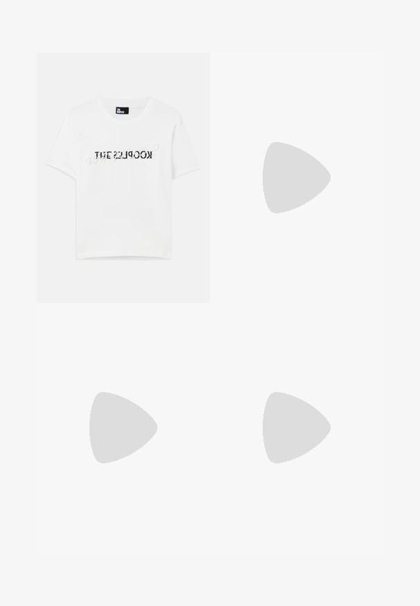 Weißes Baumwoll-T-Shirt mit kurzen Ärmeln und rundem Halsausschnitt, mit einem schwarzen grafischen Textdesign, das "THE KOOPLES" liest.; Zadig & Voltaire CLEM WINGS - Stoffhose - black; Stuart Weitzman TO THE KNEE BOOT - Stiefel - black; Schwarze Lederhandtasche mit einem silbernen Kettenriemen, verziert mit dekorativen Flügelakzenten und weißen Nähten entlang der unteren Naht.