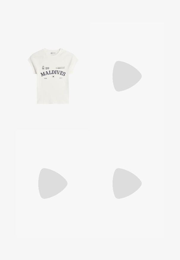 Bílý bavlněný tričko s krátkými raglánovými rukávy. Vlastnosti zahrnují grafický potisk "MALDIVES" v tmavě šedé barvě, spolu s logy a daty 2008 a 2014.; Růžové kalhoty s volnými nohavicemi vyrobené z lehké látky, s elastickým pasem a jemnými bílými bočními pruhy. Malé logo na přední straně.; adidas Originals SAMBA OG - Tenisky - quartz/mauve; Růžová strukturovaná kabelka vyrobená z texturované kůže, s dvěma horními držadly, uzávěrem na klips a kontrastními kovovými detaily.