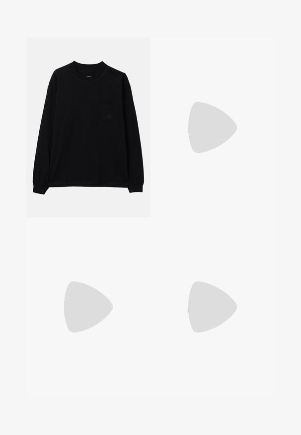 Schwarzes Langarm-T-Shirt aus Baumwolle mit Rundhalsausschnitt, einer Brusttasche links und elastischen Bündchen. Minimalistisches Design ohne Muster.; Dunkelgraue formelle Hosen mit vorderen Falten, Gürtelschlaufen und einem Knopfverschluss an der Taille, vor einem schlichten weißen Hintergrund präsentiert.; Schwarzer Leder-Schlüpfschuh mit runder Spitze, niedrigem Blockabsatz und einem vorderen Riemen. Glatte Textur mit dezentem Logo-Detail am Riemen.; Schwarze Leinenshoppingtasche mit zwei Griffen, flachem Oberteil, strukturierten Oberflächen und einem kleinen, geprägten Logo auf der Vorderseite.