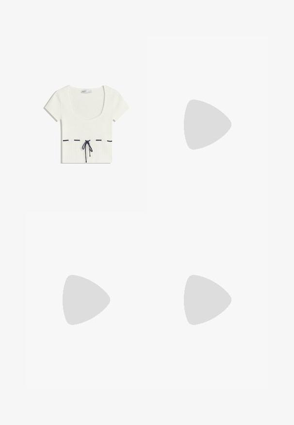 Vit stickad topp med rundad halsringning och korta ärmar. Har mörkblå dragsko-detaljer vid midjan och horisontella accentlinjer.; Denimshorts i medelblått med en unik överlappande design. Har dragkedja och en liten logotypdetalj på midjan.; Vit flip-flop med en strukturerad sula, som har tunna remmar och en platt design. Tillverkad av gummi med en diskret logotyp på fotsulan.; Svart läderhandväska med en strukturerad design, handtag på toppen och fransdetaljer. Utrustad med en avtagbar axelrem för mångsidighet.