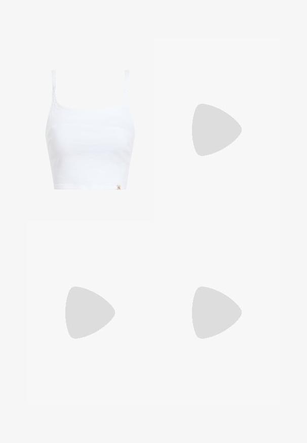 Witte katoenen crop top met dunne bandjes, vierkante halslijn en een klein logo-label aan de zijkant. Vlotte textuur, eenvoudig ontwerp en aansluitende pasvorm.; Bordeaux op maat gemaakte broek met een gladde textuur, voorzien van een knoopsluiting, geplooide voorkant en cropped lengte. Gecombineerd met puntige schoenen.; Patente bordeaux hoge hak schoen met puntige neus, enkelsluitle met gouden hardware en een strakke, gepolijste afwerking. Verhoogde stiletto hak.; Zwarte rechthoekige zonnebril met donkere lenzen. Heeft een gladde kunststof montuur en logo-detail op de tempel. Strak, modern ontwerp.; Bordeaux handtas van synthetisch materiaal met een gestructureerd ontwerp, voorzien van een afneembare schouderband en een met bloemenpatroon versierde sjaal die aan het handvat is geknoopt.