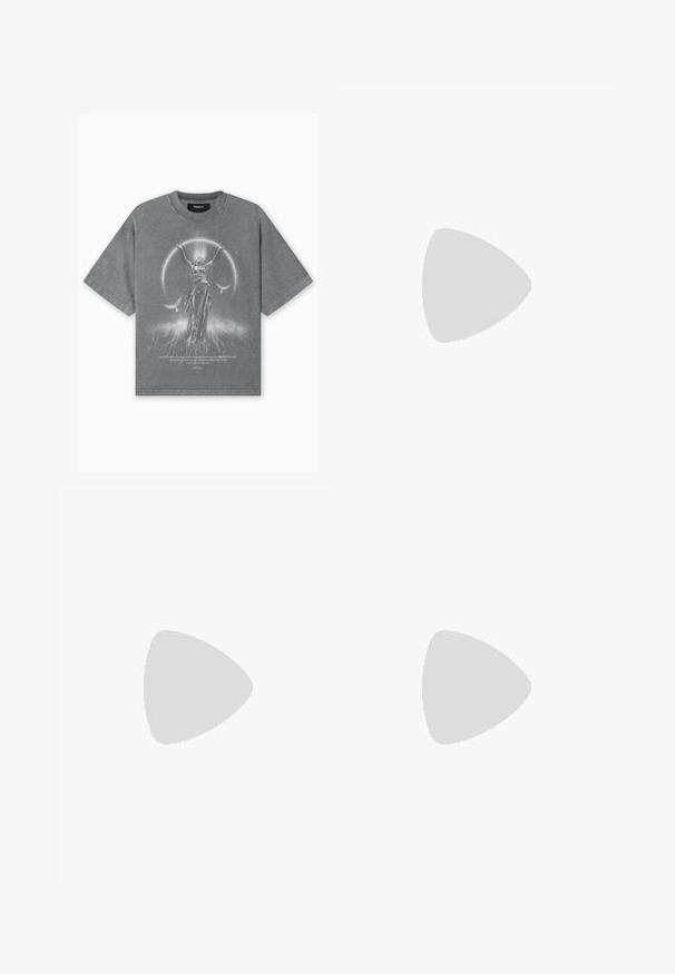 T-shirt oversized gris en coton. Présente un imprimé graphique d'une figure avec les mains levées, entourée d'un design circulaire et de texte.; Shorts cargo en coton beige avec une taille élastique, un cordon de serrage et plusieurs poches latérales. Tissu texturé avec des accents cousus.; Chaussure en daim beige avec un design à lacets, des détails cousus et une semelle en caoutchouc. La forme est décontractée avec un léger talon compensé.; Lunettes de soleil rectangulaires noires avec une finition brillante, présentant des formes audacieuses, des verres foncés et des accents dorés au niveau des branches.