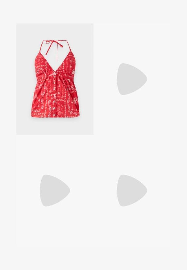 Top rosso senza maniche con scollatura a V profonda, motivo paisley e chiusura frontale con bottoni. Presenta spalline regolabili e dettagli di vita arricciata.; Leggings a vita alta e aderenti in tessuto rosa vibrante. Presentano una texture liscia, cuciture rinforzate e un piccolo logo bianco sulla cintura.; Sneaker bianco in pelle con punta perforata, suola testurizzata e lacci bianchi, abbinati a pantaloni rossi larghi e uno sfondo blu e giallo.; Occhiali da sole con montatura dorata, lenti ovali verdi e aste in metallo sottili. Presentano estremità in plastica trasparente sulle aste per maggiore comfort.; Orecchini a cerchio in oro con una finitura liscia e lucida. Design circolare con un piccolo perno e una chiusura trasparente per un indosso sicuro.