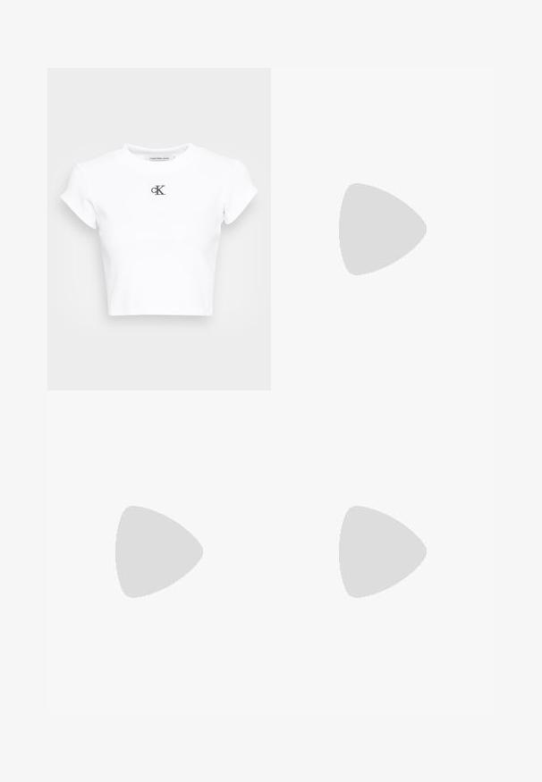 Tricou scurt alb, realizat din țesătură ribbed. Dispune de un decolteu rotund și mâneci scurte. Logo-ul "cK" brodat în negru pe piept.; sandro Blugi drepți - bleu jean; Încălțăminte sport bej cu plasă și suprapuneri sintetice, având o suprafață texturată, guler umplut și amortizare „ABZORB” la călcâi.; Geantă bucket din piele neagră, cu închidere cu șnur, având un logo lucios "CK" pe față și accente din metal auriu.