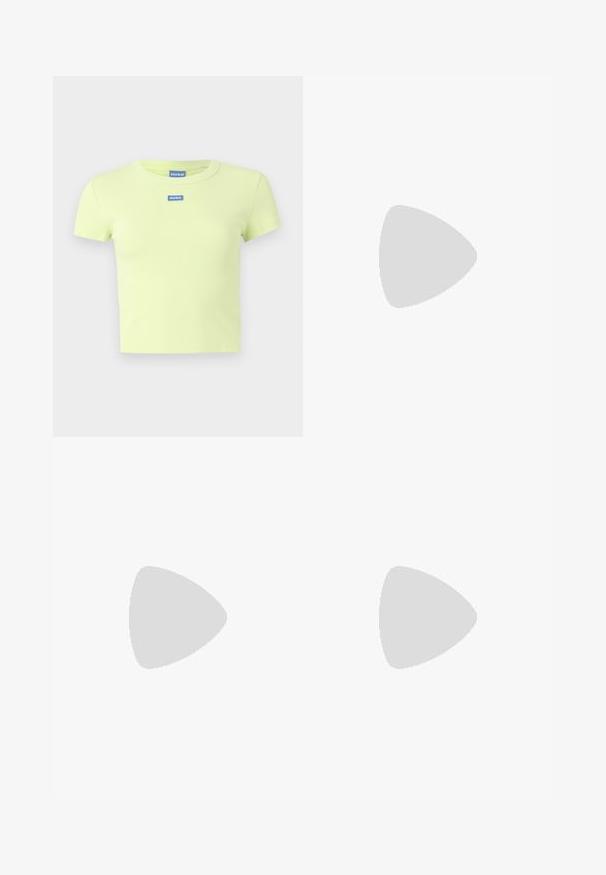 Kurzärmliges, geripptes Baumwoll-T-Shirt in hellem Limettengrün mit zwei blauen Hugo-Logos auf der Vorderseite. Klassischer Rundhalsausschnitt.; Schwarze Midikombination mit einem gerafften Bund, aus leichtem Stoff, mit Falten und einem gerafften Saum für zusätzliche Details.; Hellbraune Wildleder-Stiefeletten mit flauschigem Innenfutter und flachen Gummisohlen, präsentiert neben gelben Sporthosen mit schwarz-weißen Streifen.; Schwarze Lederhandtasche mit zwei Griffen, ovaler Form, glatter Oberfläche, dezentem Branding und einem herzförmigen Etikett.