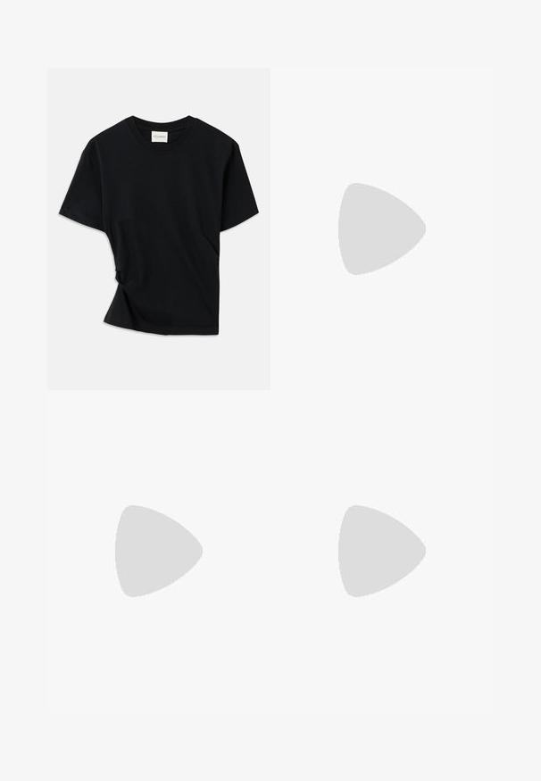 Zwarte t-shirt van zachte katoen, met een ronde hals, korte mouwen en een licht gedraaide stijl voor een ontspannen pasvorm.; Lichtbeige wijde broek van gladde stof met een elastische tailleband en minimale naden, met een rechte snit en zonder zakken.; Crèmekleurige, puntige slingback-hakken met een slanke middenhak, voorzien van een gouden kettingaccent op de wreef en een gladde leren textuur.; Bruine lederen schoudertas met textuur, voorzien van een gouden kettingstrap en klepsluiting. De voorkant heeft een logo-detail en een zak onder de klep.