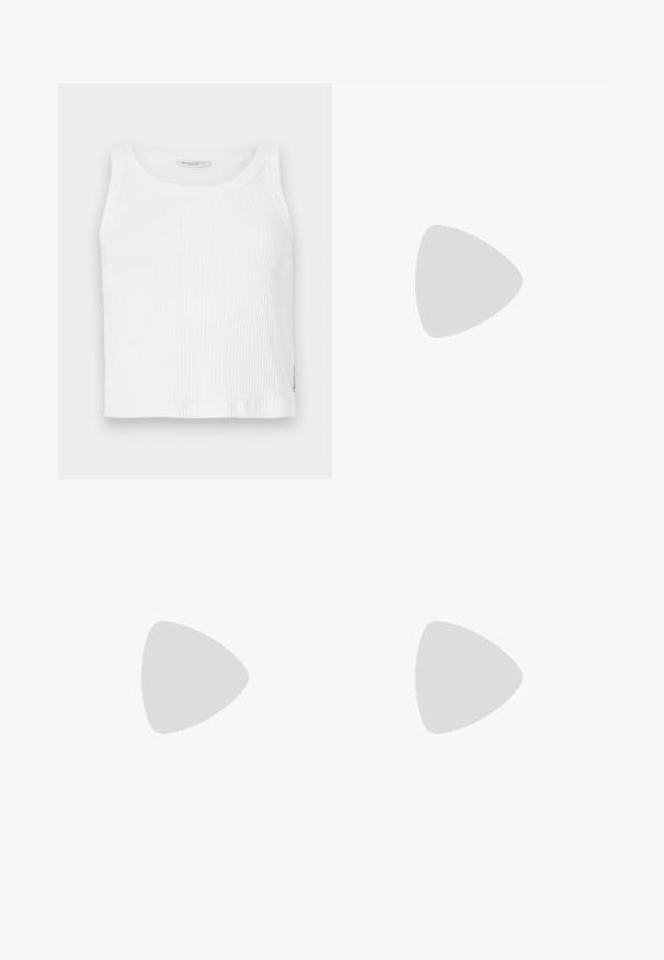 Débardeur blanc à côtes avec un col rond et sans manches, doté d'une coupe droite et d'une petite étiquette de marque sur le côté.; Jean large bleu clair en denim, avec une taille haute, cinq poches, et un léger délavage avec des accents de couture contrastante.; Baskets en cuir violet avec des accents beiges, présentant un bout arrondi, un laçage à l'avant et des rayures sur les côtés. Fini texturé sur la tige.; Boucle d'oreille en argent avec une finition polie, présentant de petits détails en or et de forme ronde, portée sur le lobe.