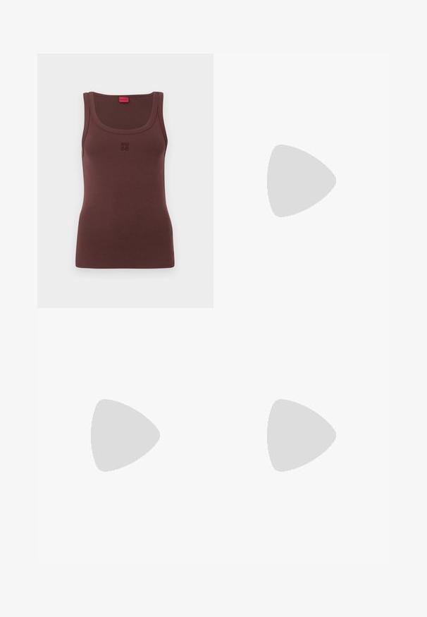 Bruine mouwloze tanktop van zacht materiaal, met een ronde halslijn en een subtiele geborduurde "HUGO" logo aan de voorkant.; Beige, high-waisted broeken met een wijduitlopende snit. Gemaakt van gladde stof en voorzien van voorplooien en een strakke tailleband.; Zwarte enkelsandalen met een glanzende lakafwerking, voorzien van meerdere banden, ronde hardware-accenten en een chunky vierkante hak.; Roze leren handtas met een afgerond ontwerp, ritssluiting en een schouderriem. Beschikt over een zilveren logo aan de voorkant.