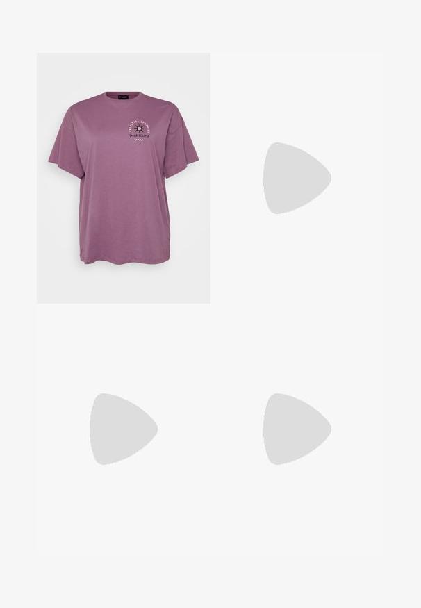 T-shirt en coton violet à manches courtes, coupe décontractée. Présente un graphique en texte et un design représentant une éclipse solaire.; Pantalon en coton blanc avec une coupe droite, présentant une fermeture à bouton sur le devant, des passants de ceinture et des détails de couture subtils.; Chaussures en cuir verni bourgogne avec un bout carré et une bride à la cheville, associées à un jean bleu clair à coupe décontractée. Les chaussures ont une finition brillante.; Lunettes de soleil transparentes roses avec des verres ovales, teintés d'un rouge foncé, et des branches fines, présentant une finition lisse et des détails subtils sur la monture.; Collier en perles blanches avec un pendentif en ourson gélifié multicolore, comprenant des sections scintillantes roses, violettes et bleues, et un fermoir en argent.